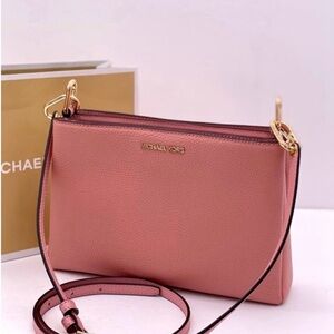 MICHAEL KORS TRISHA
MEDIUM TRIPLE COMPARTMENT
CROSSBODY PRIMROSE